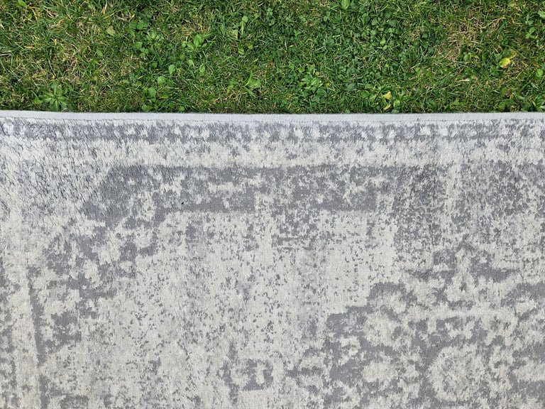 Light grey patterned rug / carpet £10