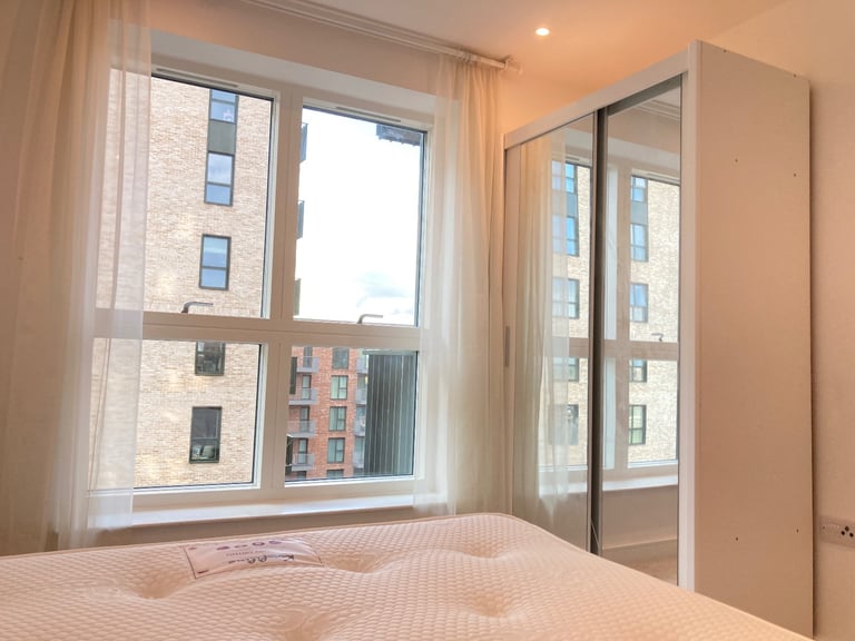 New Build Quality Lift Concierge Balcony Flat 2 Bed 2 Bath Gardens Gym Lounge Cinema Near Rail Bus