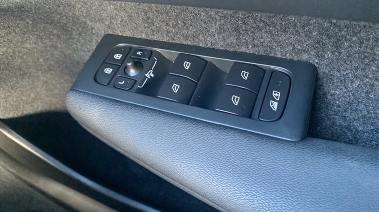 2023 Volvo XC40 Ultimate, B4 mild hybrid, Petrol, Dark ESTATE N/A Automatic