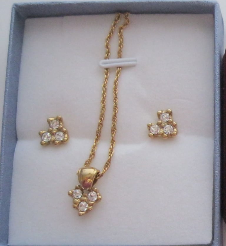 image for Jewellery sets - Necklace and bracelet, or Necklace and earrings, some NEW. £2.50 per set