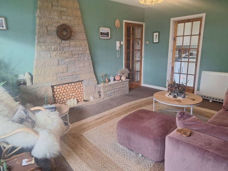 Lovely 2 bedroom with balcony near QUEH