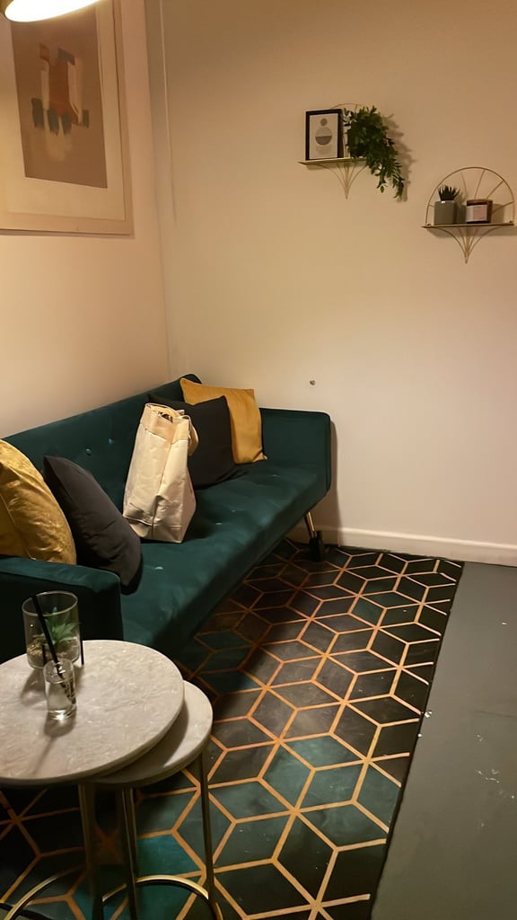 BEAUTY ROOM to RENT (Limehouse)