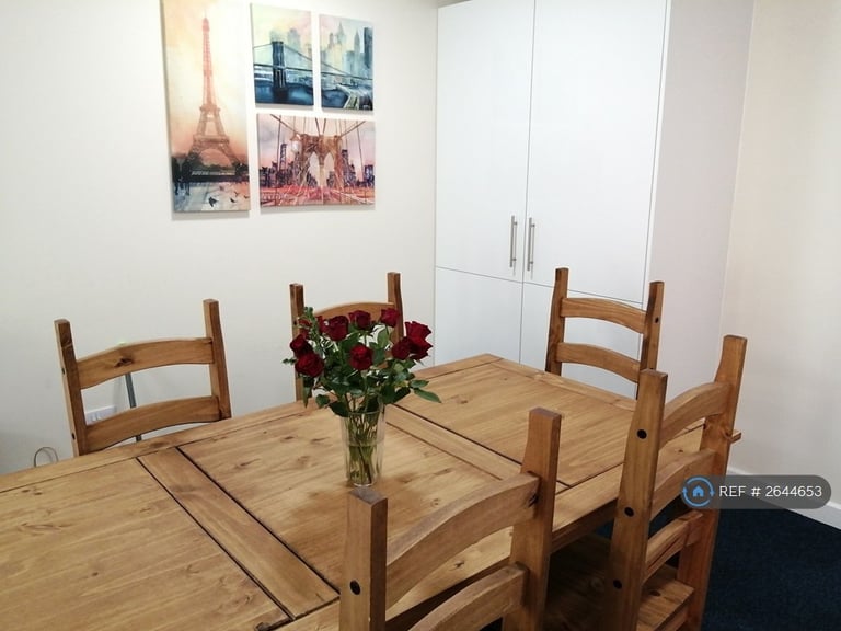 5 bedroom flat in Moss Yard, Leamington Spa, CV31 (5 bed) (#2644653)