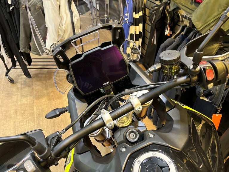 2025 Triumph Tiger 900 RALLY PRO STANDARD TWIN COLOUR Petrol black 6 Speed