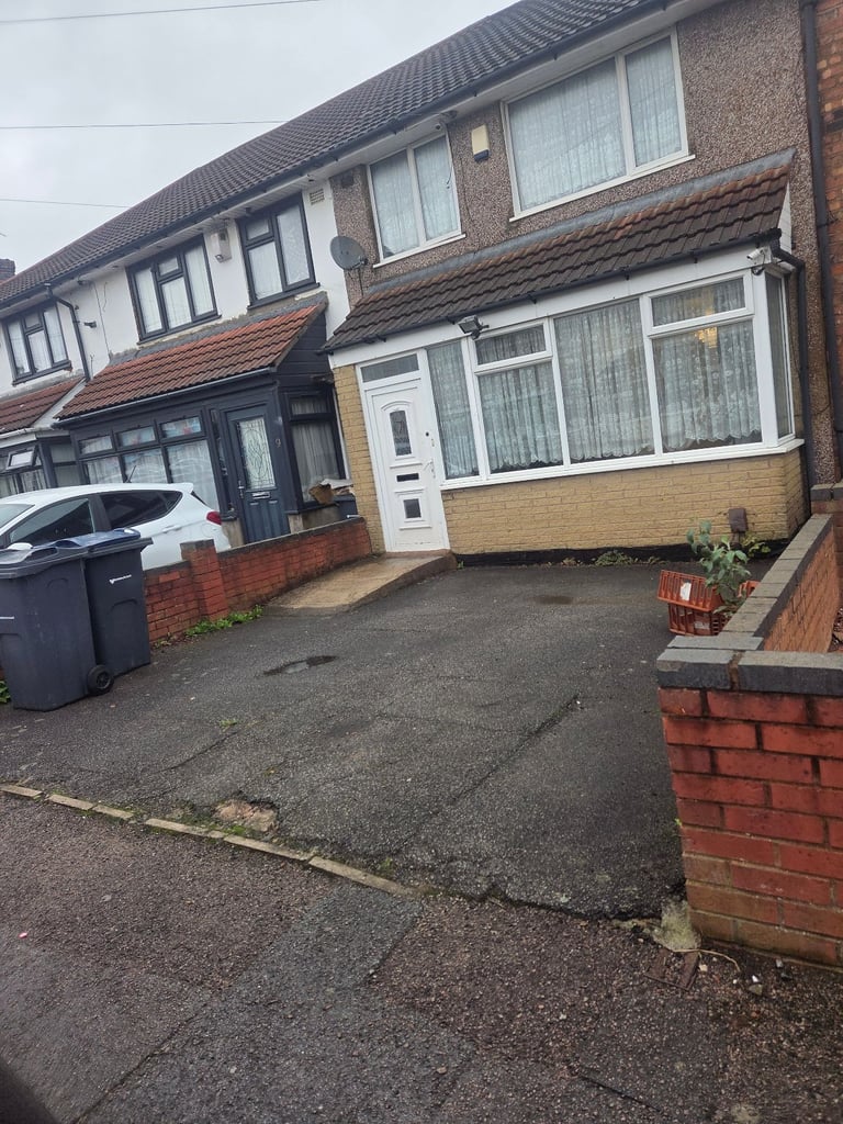 4 to 5 beds house to let