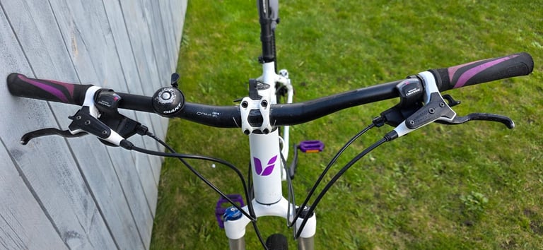 Giant Liv women’s performance bikes medium size 27.5 wheels hydraulic brakes everything works perfec