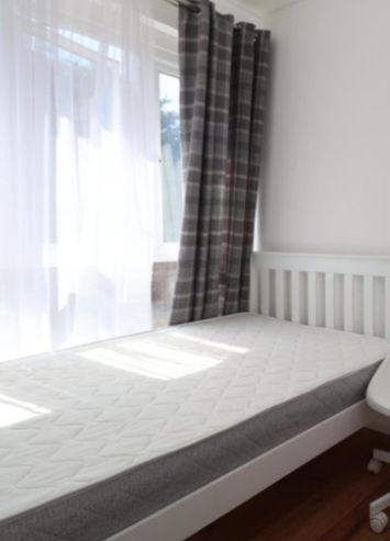 Beautiful cosy single room with fiberoptic 1.02Gbps superfast wifi.