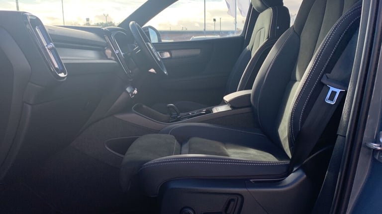 2023 Volvo XC40 Ultimate, B4 mild hybrid, Petrol, Dark ESTATE N/A Automatic