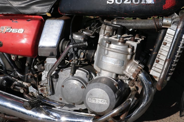 Suzuki GT 750 GT750 M Kettle 1975 UK bike Winter Restoration Project.