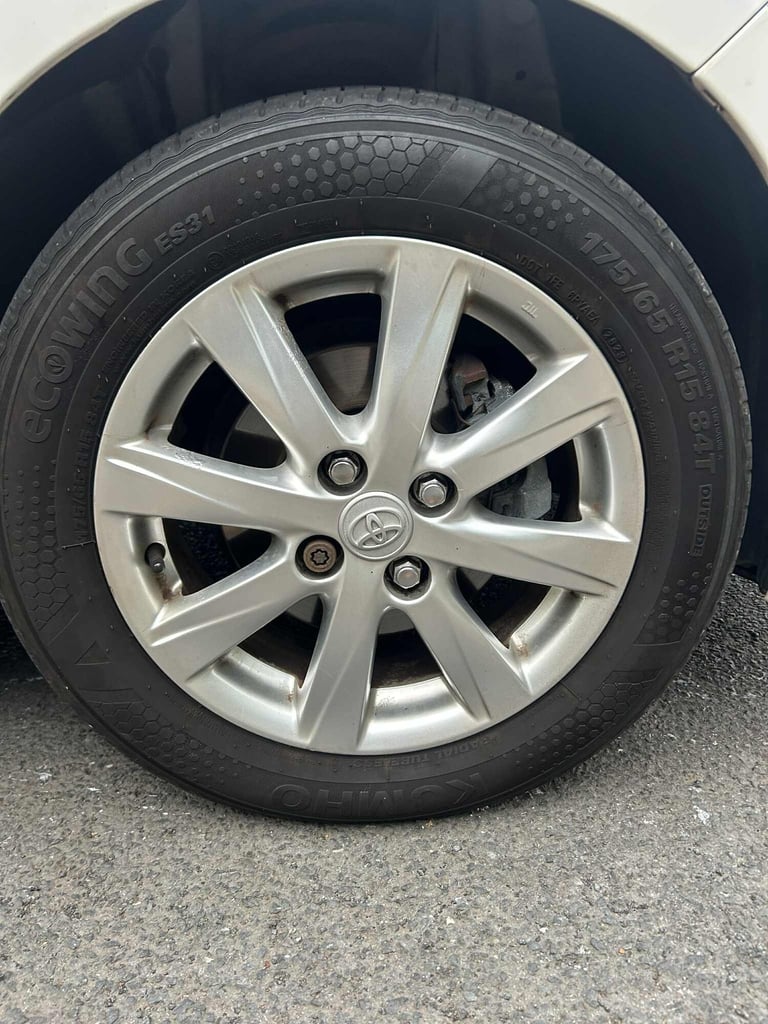 2011 Toyota Yaris 1.33 VVT-i T Spirit 5dr-10 service stamps HATCHBACK Petrol Manual