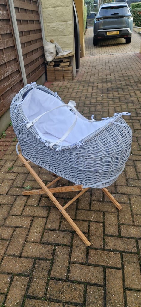 BABIES R US MOSES BASKET AND STAND. EXCELLENT CONDITION.