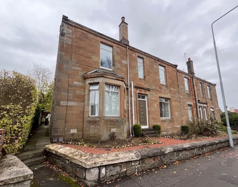 Uphall - 3 Bedroom, huge ground floor flat - Bright & Sunny - partially furnished 