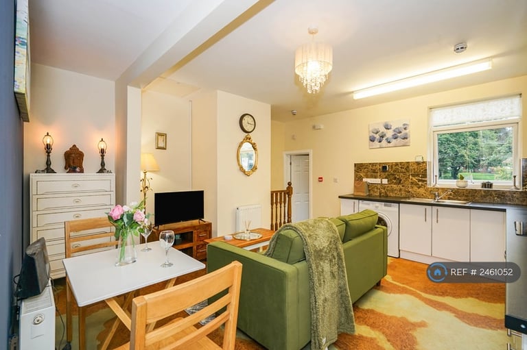 1 bedroom flat in Eccles Town Centre, Eccles, M30 (1 bed) (#2461052)