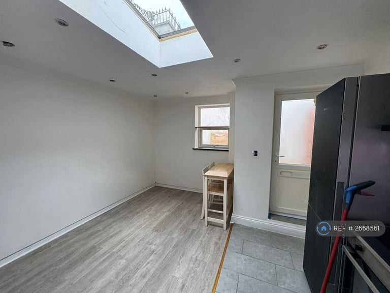 Studio flat in Brookhill Road, London, SE18 (#2668561)