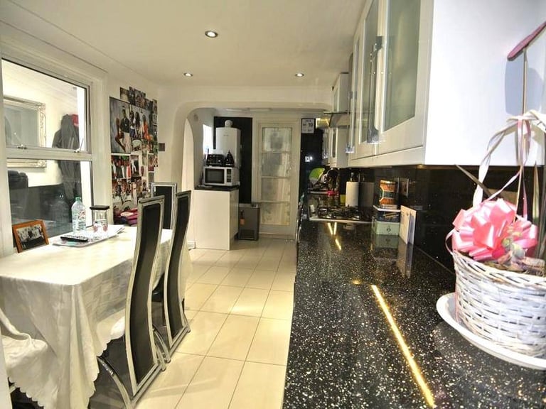 🏠 Bright room in Peckham for £800 including bills!