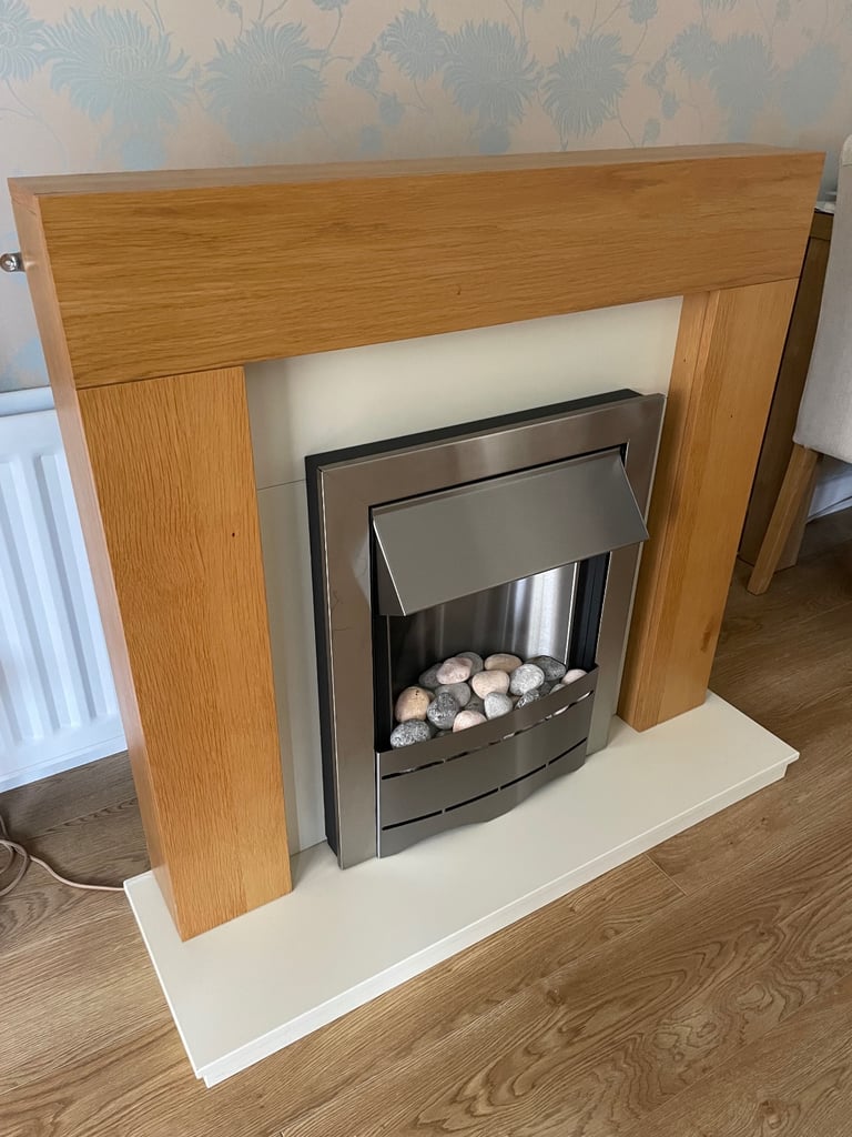 Oak veneer electric fire and surround in very good condition 