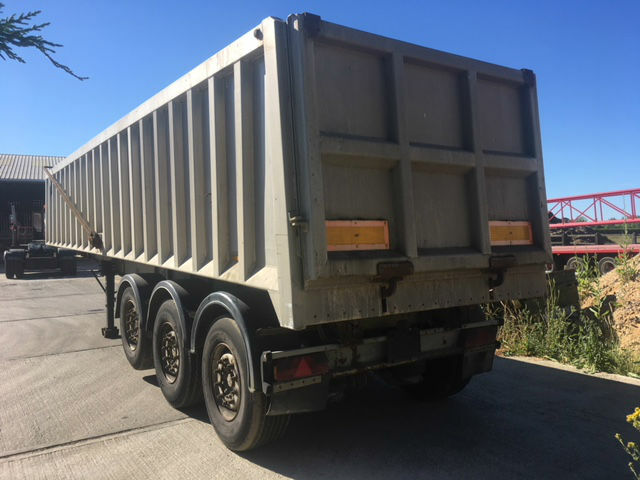 2002 United Trailers 35 cu yd, aggregate alloy tri-axle tipping trailer