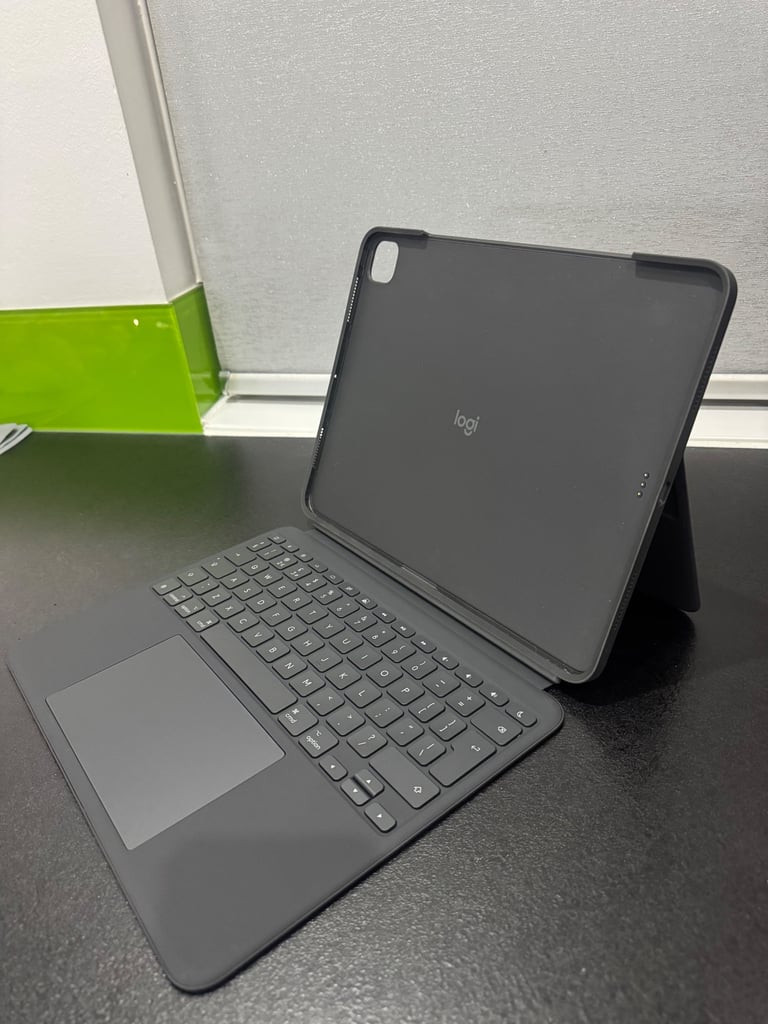 Logitech Combo Touch Keyboard Case - iPad Pro 13 inch
