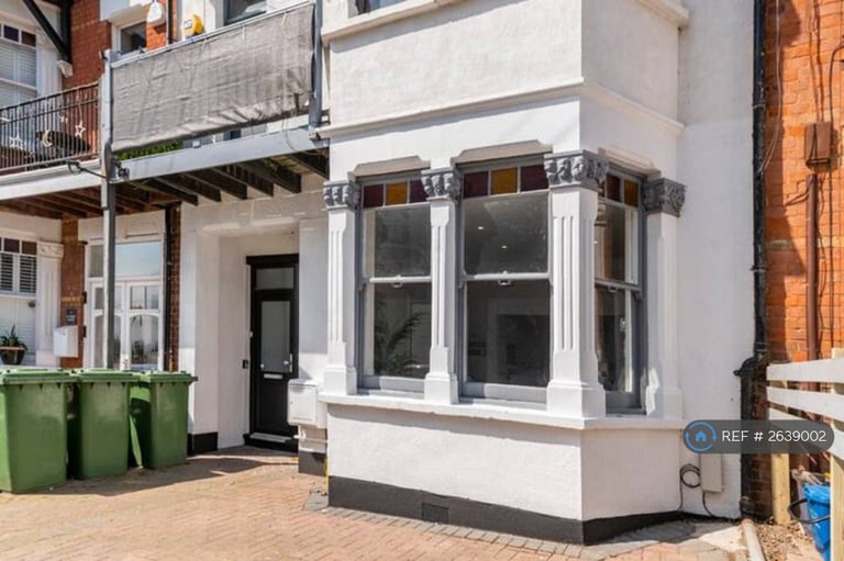 2 bedroom flat in San Remo Parade, Westcliff-On-Sea, SS0 (2 bed) (#2639002)