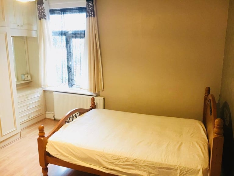 Spacious & Cosy double Room for Rent UB1 3BS