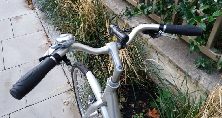 GIANT LIKE NEW LADIES HYBRID BIKE COMFORTABLE AND ELEGANT CITY BICYCLE