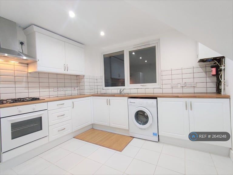 3 bedroom flat in Kelyway House, London, SW2 (3 bed) (#2641248)