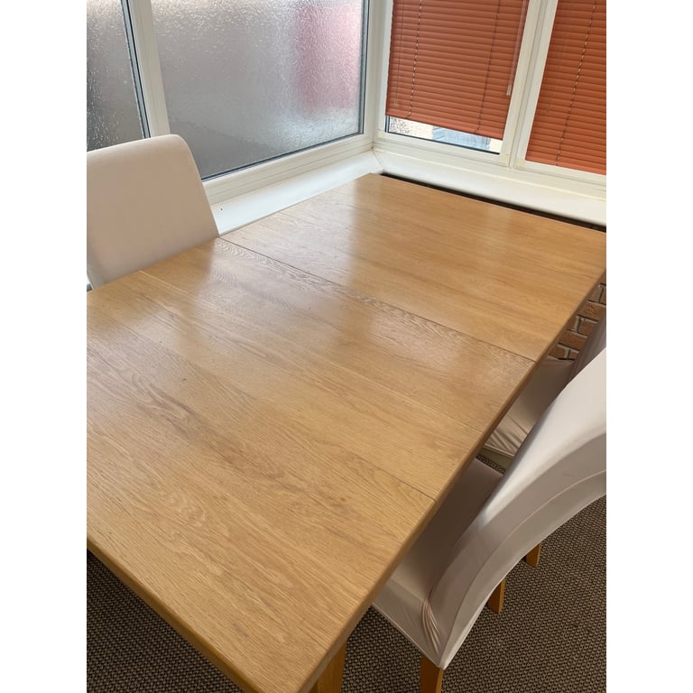 Extendable Dining table and 4 Free chairs 