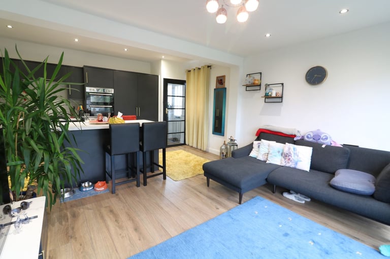 Three Bedroom End-Terrace House to Rent