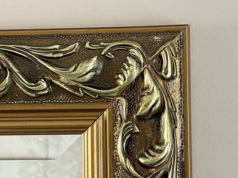 Living Room Vintage Look Carved Mirror. 