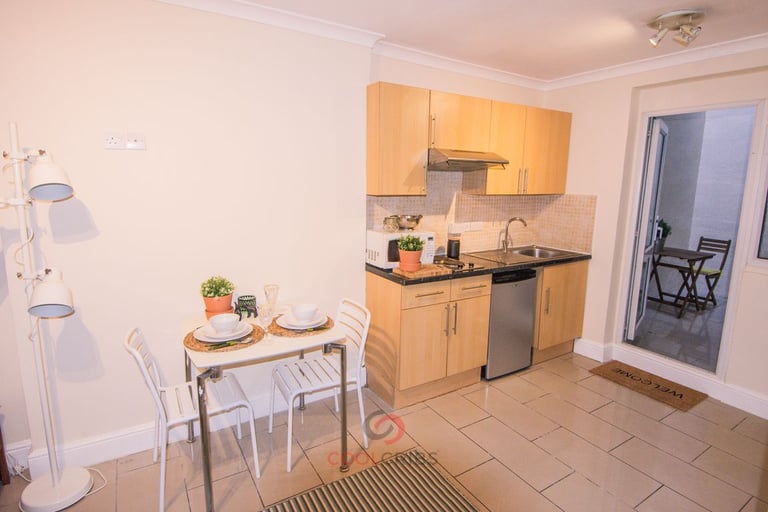  Studio flat in a beautiful with bills included, Linden Gardens, Notting Hill, W2-Ref: 855