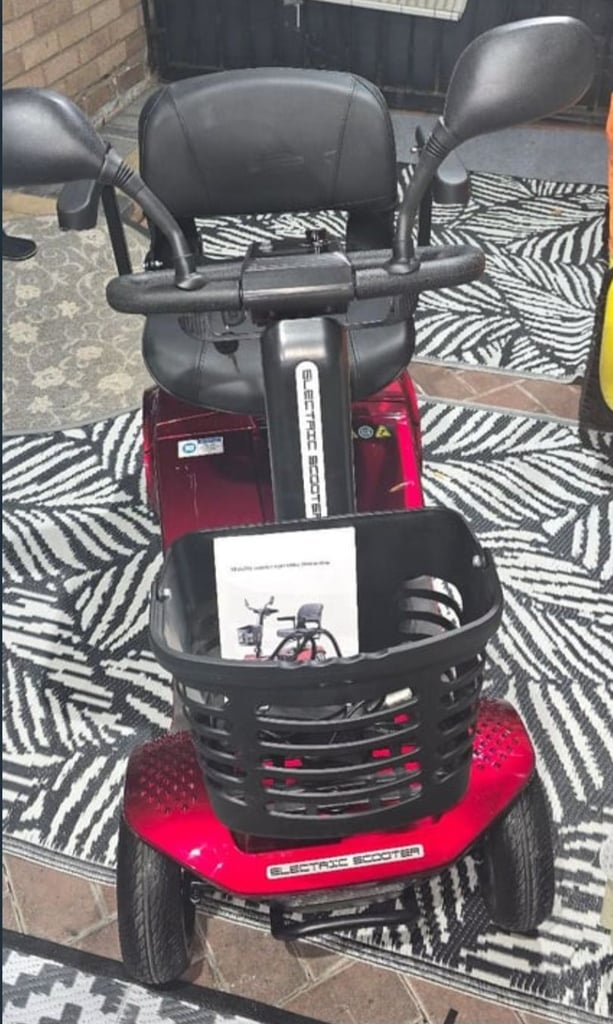 NEW SCOOTER. 5mph. 19.5St. 10mls R. Opens/Folds Carboot Mobility Scooter 