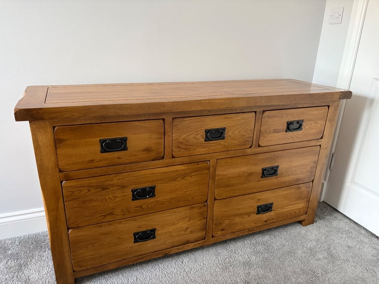 Solid oak chest of drawers. 