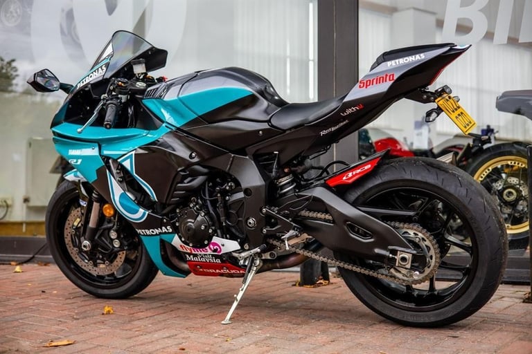 Yamaha R1 PETRONAS PAINT ! AKRO ! STUNNING