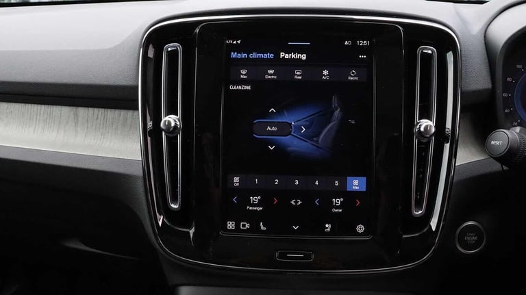  Volvo XC40 B4 (P) Ultra Bright (Sunroof, Harman Kardon, 360 Camera) Petrol/Electric Hybrid Autom...