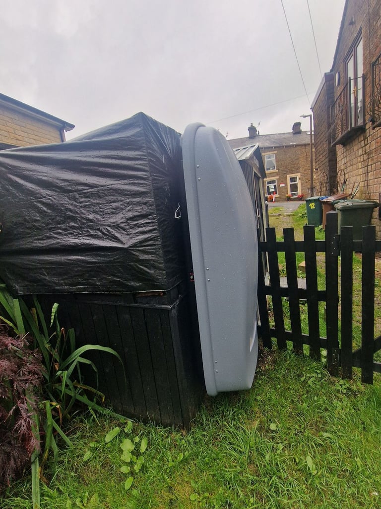 Roof storage box