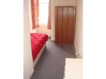 Double Room in all-female Marchmont flat 10 mins walk from university overlooking the Meadows.