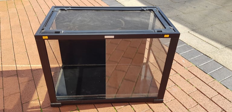 Pre-owned Komodo Glass Terrarium 