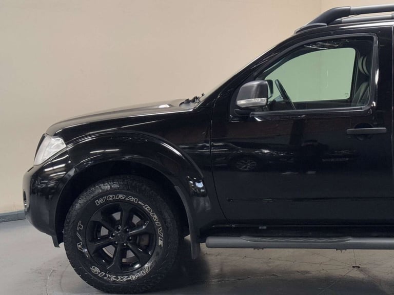 2011 Nissan Navara Double Cab Pick Up Tekna 2.5dCi 190 4WD PICK UP DIESEL Manual