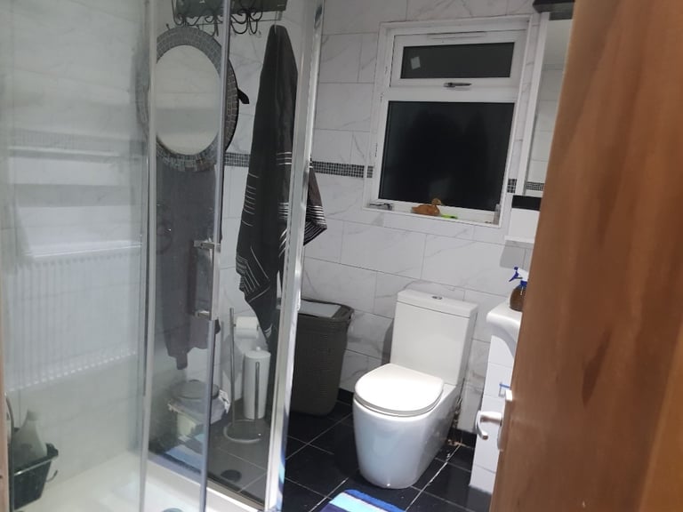 DOUBLE BEDSIT OWN SHOWER ROOM RUISLIP ROAD GREENFORD MIDDX  