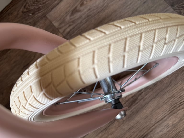 Kinderkraft girls balance bike - new