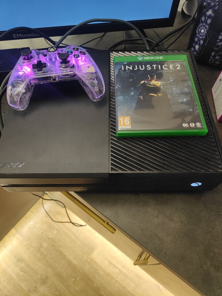 Xbox one controller and 1 game 