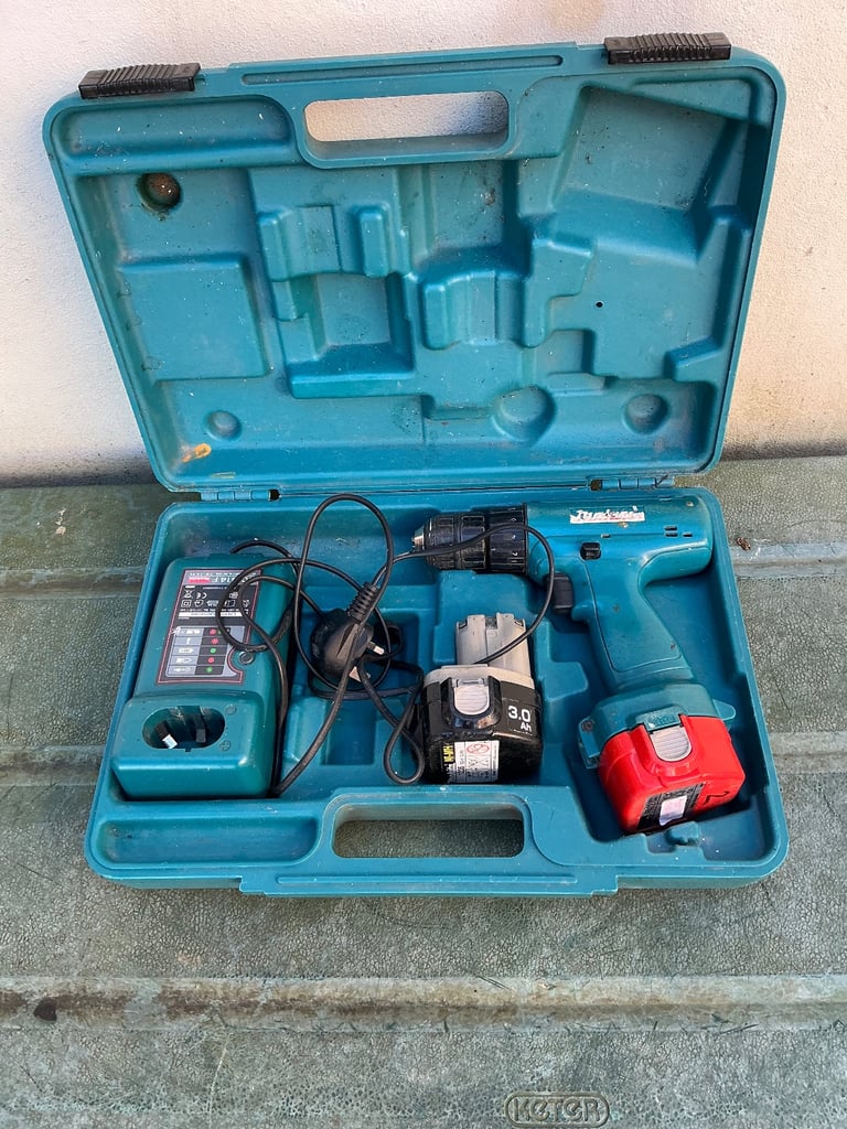 Makita 12v drill model 6227D & carry case & two batteries & charger 