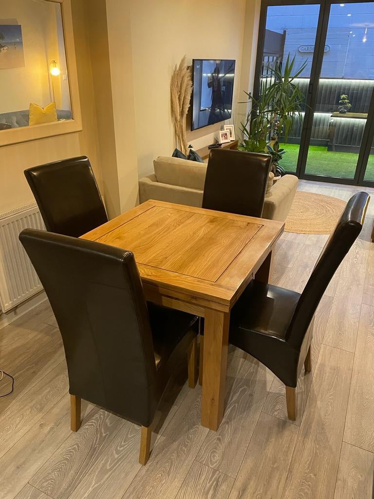SOLID OAK EXTENDABLE DINING TABLE & 4 CHAIRS