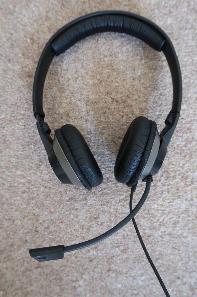 Creative HS-720 Wired Computer / Laptop Headphones with Noise Cancelling Mic