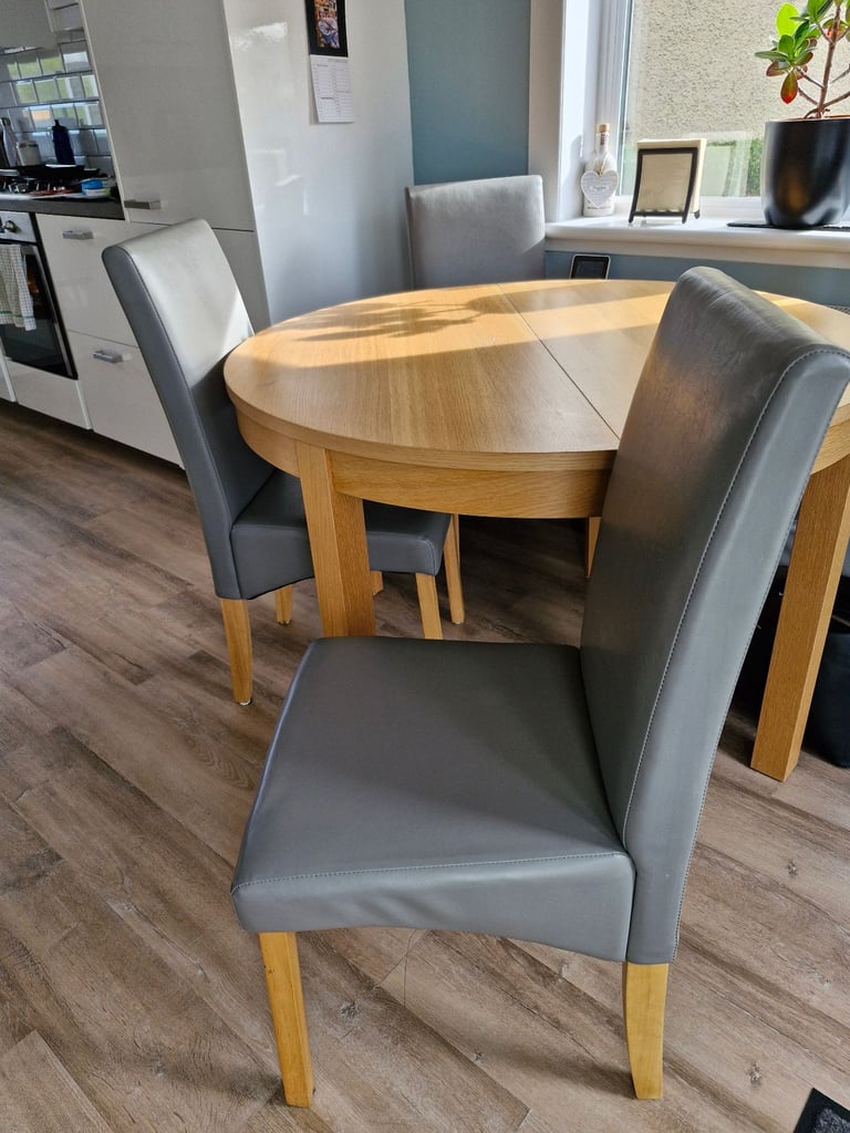 Dining table and 4 chairs 