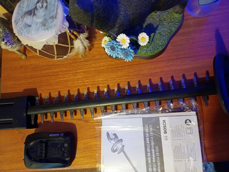 Bosch cordless universal hedge trimmer new 