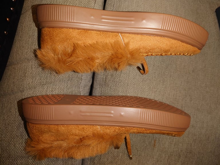 Brown slippers size 4 Euro 37
