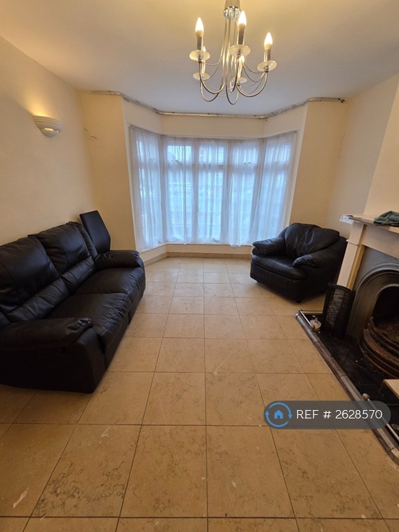 3 bedroom house in Clyfford Road, Ruislip, HA4 (3 bed) (#2628570)
