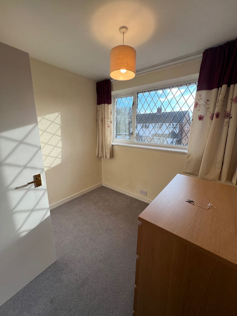 3 Bedroom Semi-Detached Home — Furnished – Wednesbury (WS10) Available now