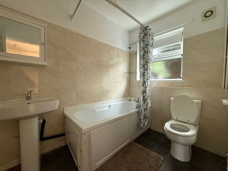 **THREE BEDROOM TERRACED HOUSE TO LET**IDEAL FAMILY HOME**DRIVEWAY**